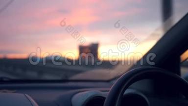 美丽的黄昏日落在路上从车窗。 高清，<strong>1920</strong>x1080，慢动作